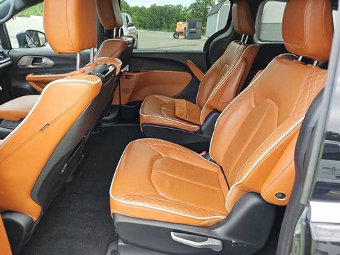 Used 2024 Chrysler Pacifica Pinnacle FWD image 5