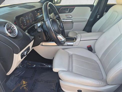 Used 2025 Mercedes-Benz GLB 250 4MATIC image 11