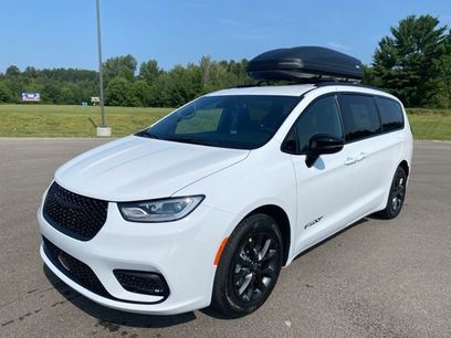 New 2025 Chrysler Pacifica Select w/ Fav Edition Package