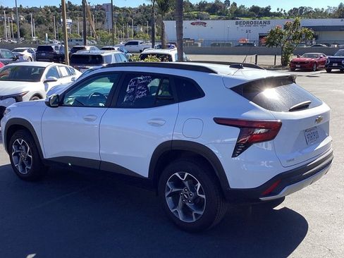 Used 2025 Chevrolet Trax LT w/ LT Convenience Package image 7