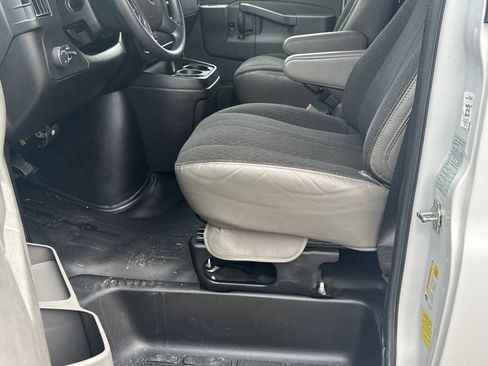 Used 2024 GMC Savana 2500 w/ Driver Convenience Package image 9