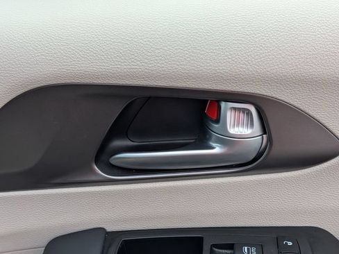 Used 2024 Chrysler Pacifica Touring-L FWD image 35