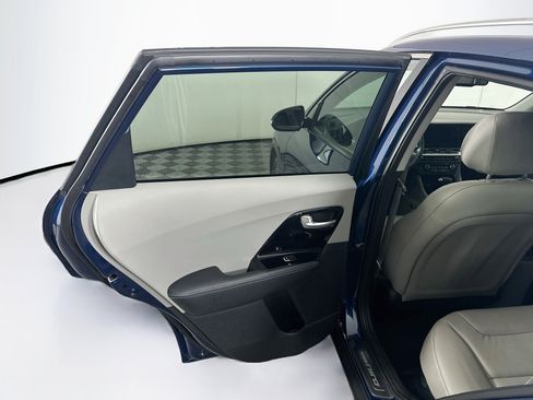 Used 2022 Kia Niro EX Premium FWD image 28