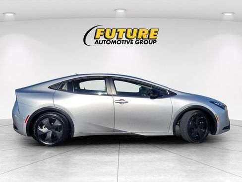 Used 2024 Toyota Prius LE FWD image 3