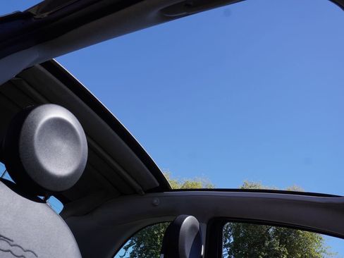 Used 2017 FIAT 500 Lounge image 12