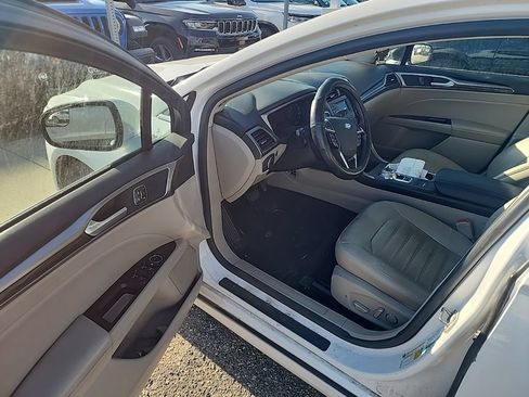 Used 2017 Ford Fusion SE FWD image 13