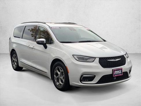 Used 2023 Chrysler Pacifica Limited image 3
