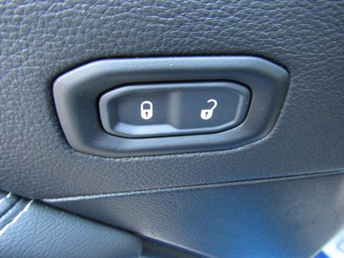 Used 2022 Jeep Wrangler Unlimited Sahara w/ Cold Weather Group image 19