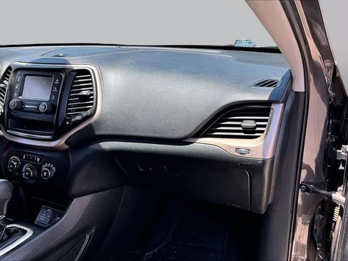 Used 2018 Jeep Cherokee Latitude w/ Altitude Package FWD image 17