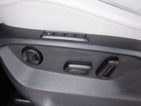 Used 2018 Volkswagen Tiguan SEL Premium image 13