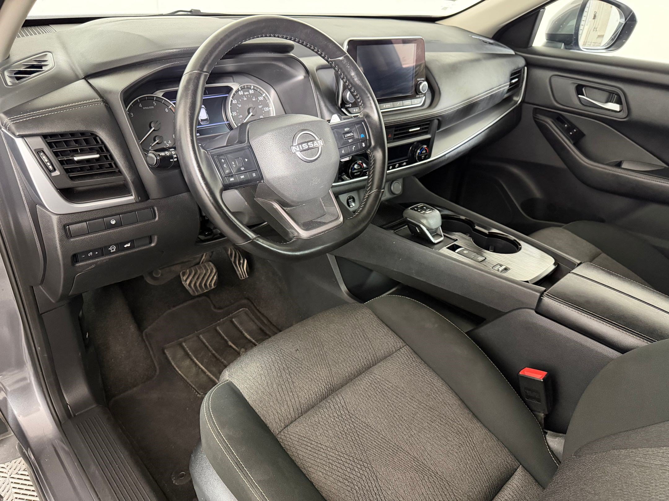 Used 2025 Nissan Rogue SV FWD image 3