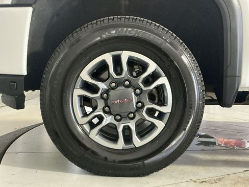 Used 2022 GMC Sierra 2500 AT4 w/ AT4 Preferred Package AWD/4WD image 13