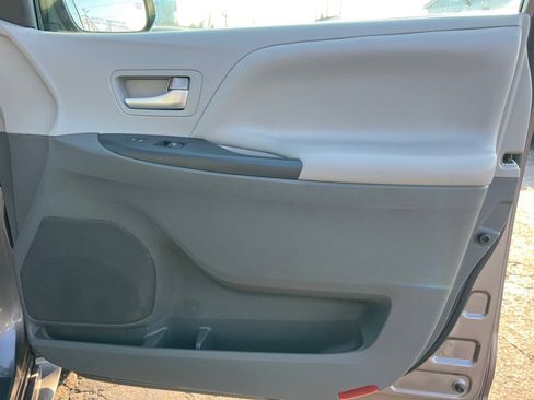 Used 2017 Toyota Sienna LE image 19