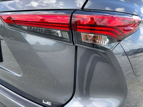 Used 2021 Toyota Highlander LE FWD image 30
