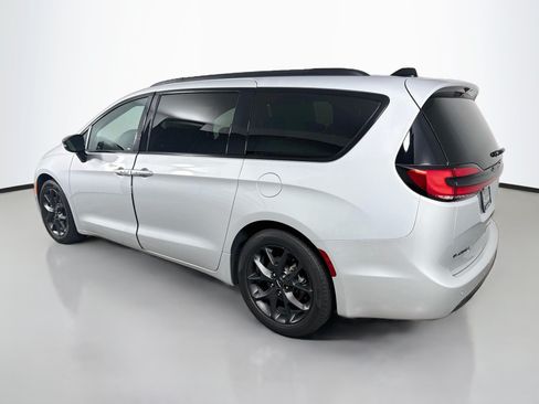 Used 2024 Chrysler Pacifica Limited w/ S Appearance Package FWD image 5