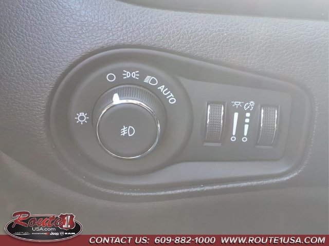 Used 2023 Jeep Renegade Trailhawk AWD/4WD image 29