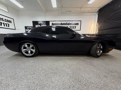 Used 2014 Dodge Challenger R/T RWD image 2
