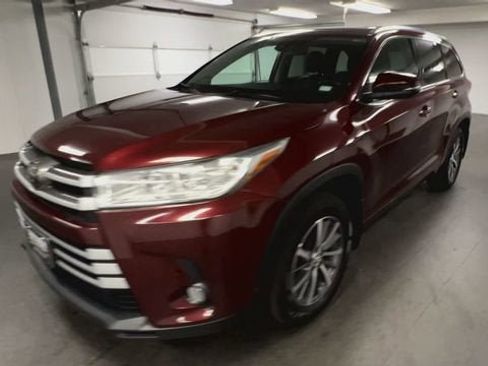 Used 2018 Toyota Highlander XLE AWD/4WD image 4