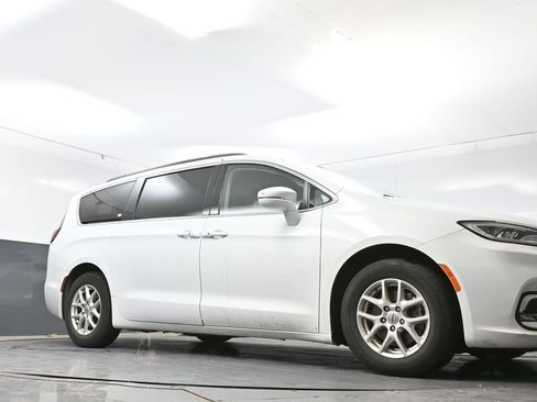 Used 2022 Chrysler Pacifica Touring-L FWD image 22