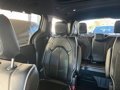 Used 2025 Chrysler Pacifica Limited image 44