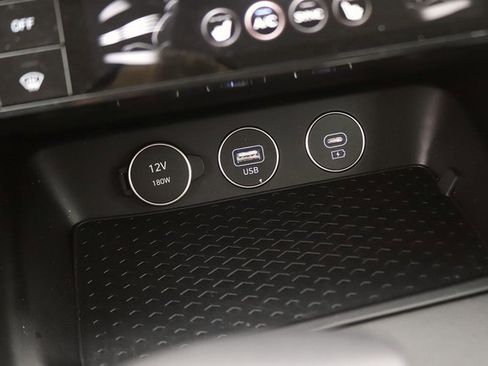 Used 2025 Genesis G70 2.5T image 21