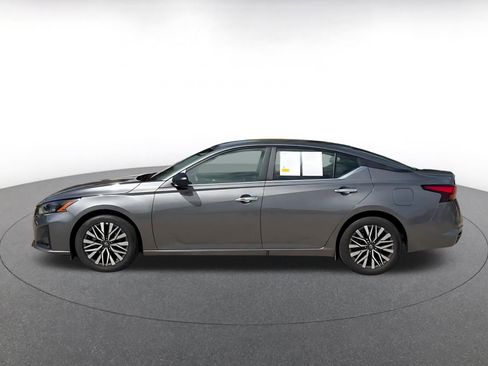 Used 2025 Nissan Altima 2.5 SV FWD image 9