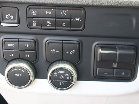 Used 2025 Chevrolet Tahoe Premier AWD/4WD image 33