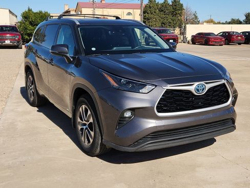 Used 2022 Toyota Highlander XLE image 6