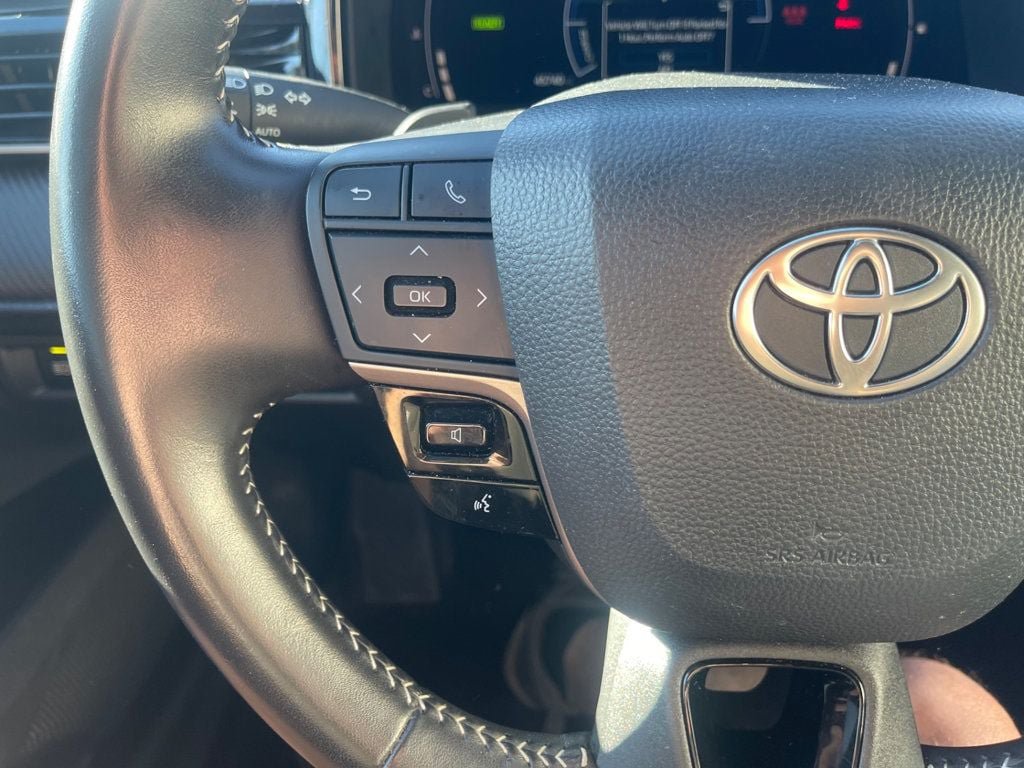 Used 2025 Toyota Camry SE FWD image 13