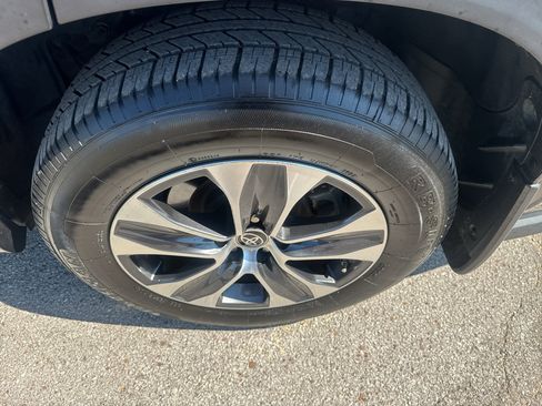 Used 2020 Toyota Highlander XLE AWD/4WD image 24
