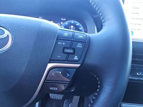 Used 2025 Toyota Crown XLE image 39