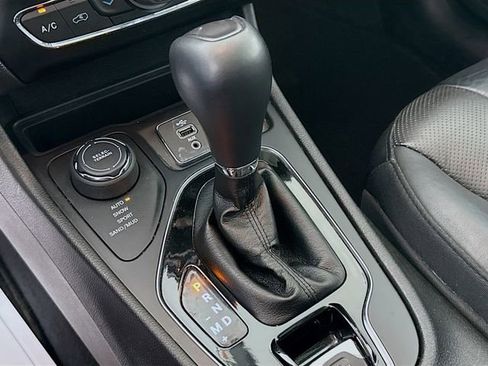 Used 2019 Jeep Cherokee Limited image 17