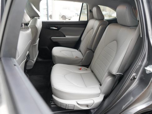 Used 2023 Toyota Highlander XLE image 35