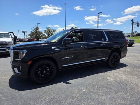 Used 2023 GMC Yukon XL Denali AWD/4WD image 9