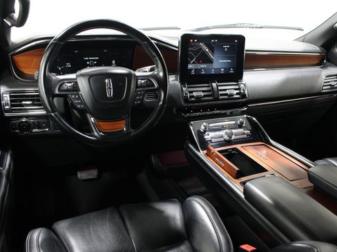 Used 2018 Lincoln Navigator Premiere AWD/4WD image 2