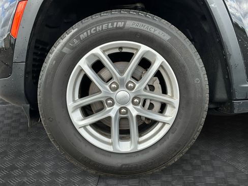 Used 2024 Jeep Grand Cherokee Laredo X image 12