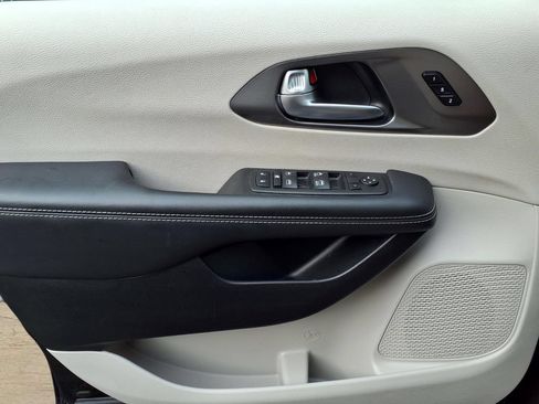 Used 2023 Chrysler Pacifica Touring-L FWD image 19