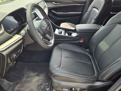 New 2025 Jeep Grand Cherokee Limited w/ Black Appearance Package image 11