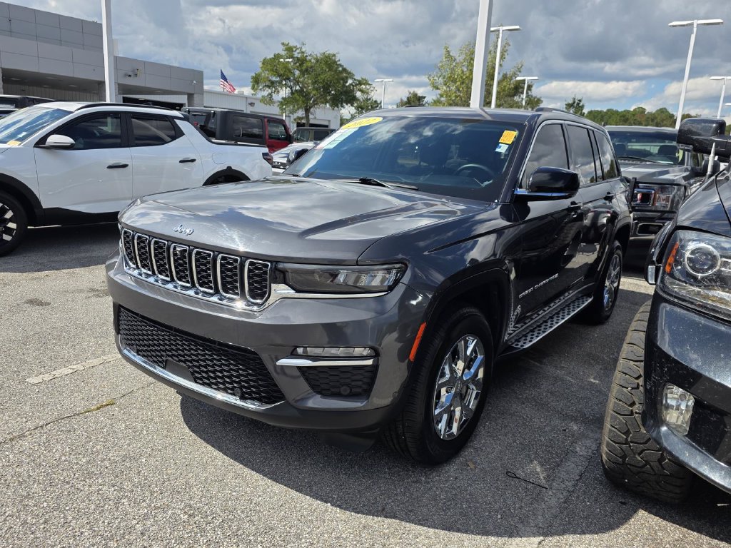 Used 2022 Jeep Grand Cherokee Limited w/ Luxury Tech Group II RWD image 4