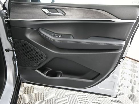 Used 2025 Jeep Grand Cherokee L Limited w/ Black Appearance Package image 12