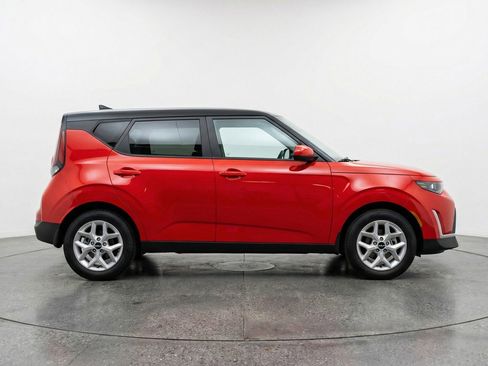 Used 2025 Kia Soul LX w/ LX Technology Package FWD image 11