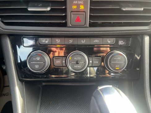 Used 2019 Volkswagen Jetta SE w/ Cold Weather Package image 32