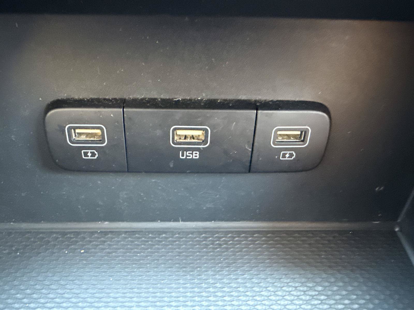Used 2023 Kia Carnival LX FWD image 34