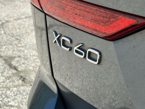 Used 2018 Volvo XC60 T5 Momentum w/ Convenience Package AWD/4WD image 9