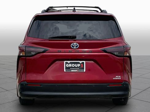 Used 2023 Toyota Sienna XLE FWD image 4