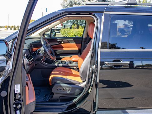 Used 2025 Kia Carnival SX w/ SX Dark Edition Package FWD image 27