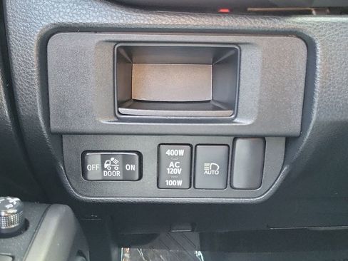 Used 2019 Toyota Tacoma TRD Off-Road w/ Technology Package AWD/4WD image 18