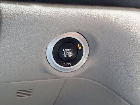 Used 2024 Chrysler Pacifica Touring-L FWD image 15