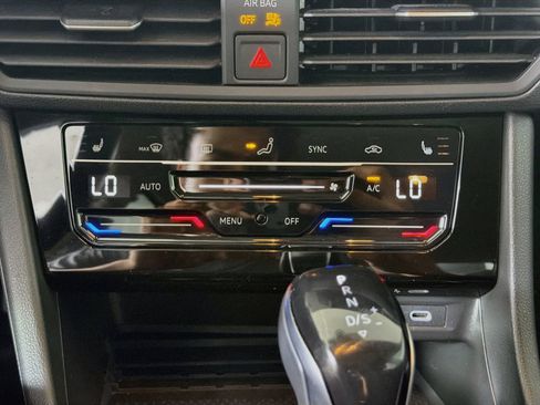 Used 2025 Volkswagen Jetta SE FWD image 22