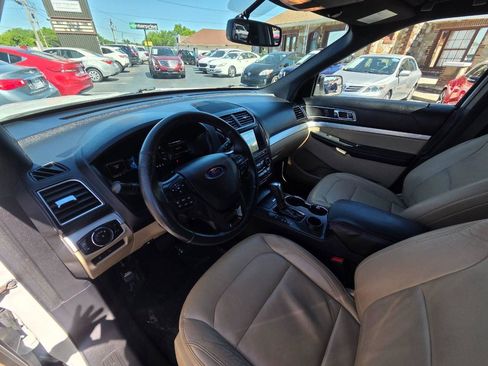 Used 2017 Ford Explorer XLT w/ Equipment Group 202A FWD image 13